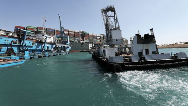 Буксир возле контейнеровоза Ever Given, севшего на мель на 151-м километре Суэцкого канала - اسپوتنیک ایران  