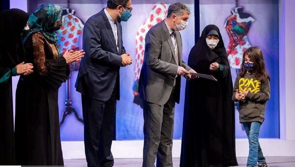 افتخار آفرینی آرش نابغه با ماسک هایی با طرح اسپیرال و فیبوناچی - اسپوتنیک ایران  