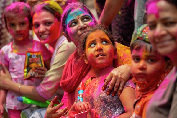 جشن هولی در گواهاتی هند - اسپوتنیک ایران  