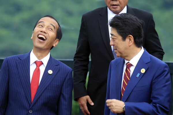 سیاستمداران شوخی می‌کنند
رئیس جمهور اندونزی و نخست وزیر ژاپن - اسپوتنیک ایران  