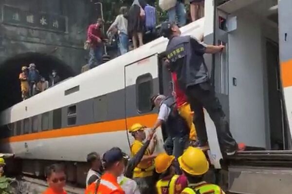 حادثه سقوط قطار در تایلند در تاریخ 2 آوریل 2021 با 48 کشته - اسپوتنیک ایران  