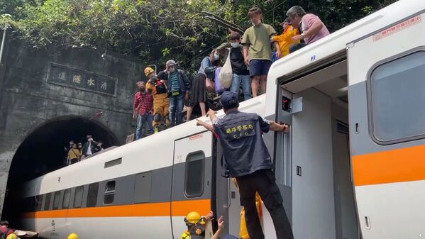 حادثه سقوط قطار در تایلند در تاریخ 2 آوریل 2021 با 48 کشته - اسپوتنیک ایران  