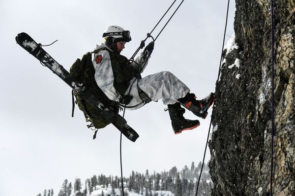 مسابقه کوهنوردی - اسکی ارتشی به نام «مارش سیان» در روسیه - اسپوتنیک ایران  