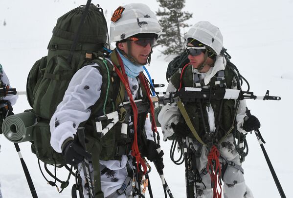 مسابقه کوهنوردی - اسکی ارتشی به نام «مارش سیان» در روسیه - اسپوتنیک ایران  
