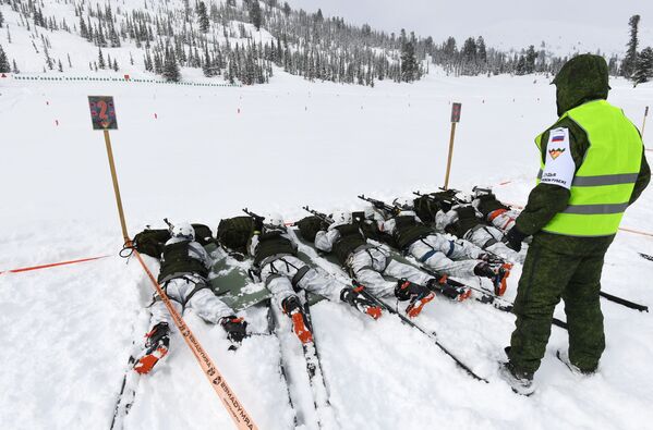 مسابقه کوهنوردی - اسکی ارتشی به نام «مارش سیان» در روسیه  - اسپوتنیک ایران  