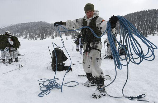 مسابقه کوهنوردی - اسکی ارتشی به نام «مارش سیان» در کراسنویارسک روسیه - اسپوتنیک ایران  