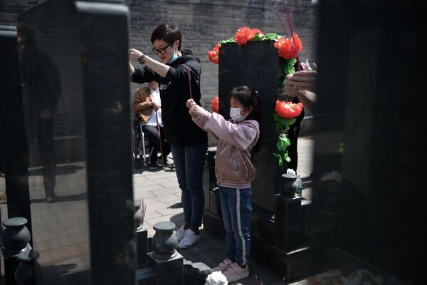 جشنواره «کینگ مینگ» پر از شکوفه و گل - اسپوتنیک ایران  