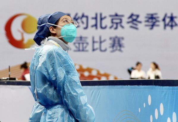 پزشک با ماسک در مسابقات آزمایشی المپیک زمستانی در پکن - اسپوتنیک ایران  