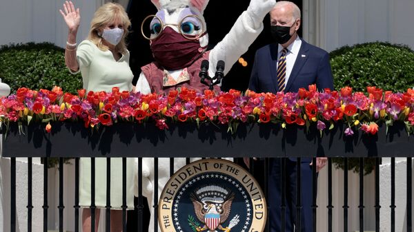 Президент США Джо Байден с первой леди и человеком в костюме пасхального зайца на балконе Белого дома  - اسپوتنیک ایران  