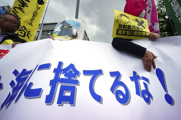  اعتراضات در ژاپن به دلیل تصمیم دولت جهت ریختن آب های آلوده فوکوشیما به اقیانوس
 - اسپوتنیک ایران  