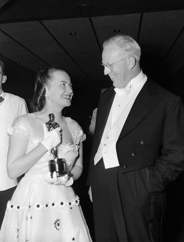 فرماندار کالیفرنیا ارل اورن و هنرپیشه الیویا دی هویلند در مراسم اسکار سال ۱۹۵۰ - اسپوتنیک ایران  