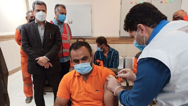 شهرداران اهواز و آبادان به دلیل تزریق واکسن از سهمیه پاکبانان دادگاهی می‌شوند  - اسپوتنیک ایران  