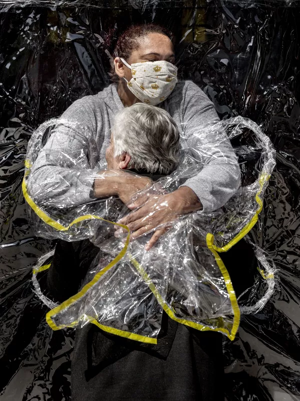 عکس از The First Embrace عکاس دانمارکی مادس نیسن، جایگاه اول مسابقه World Press Photo 2021 را در بخشGeneral News به دست آورد
عکس از The First Embrace عکاس دانمارکی مادس نیسن، جایگاه اول مسابقه World Press Photo 2021 را در بخشGeneral News به دست آورد
- اسپوتنیک ایران