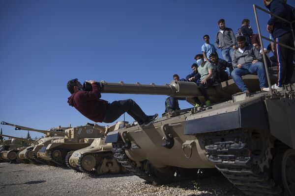 دانشجویان در تانکی در اسرائیل در مراسم به مناسبت کشته شدن سربازان - اسپوتنیک ایران  