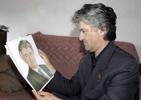 پیتر سیکیک ۴۷ ساله با عکس رئیس جمهور سابق صربستان رادوان کاراجیچ - اسپوتنیک ایران  