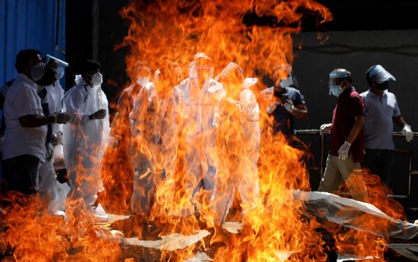 سوزاندن جسد بیمار کرونایی در هند - اسپوتنیک ایران  