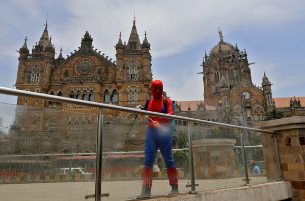 مردی با لباس مرد عنکبوتی ایستگاه قطار در بمبئی هند را ضد عفونی می کند - اسپوتنیک ایران  