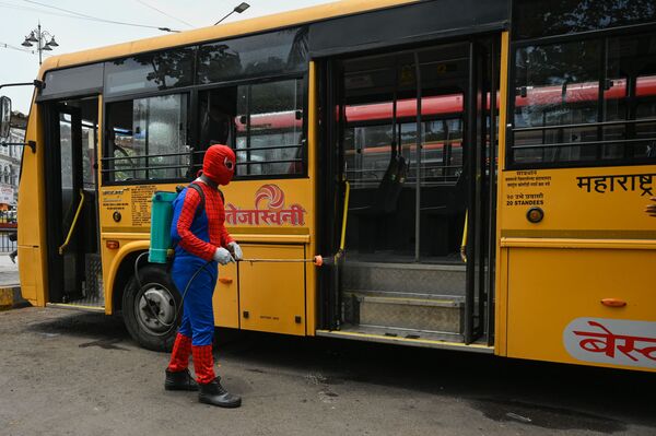 کارمند شرکت داروسازی آشوک کورمی با لباس مرد عنکبوتی اتوبوسی در بمبئی را ضد عفونی می کند
 - اسپوتنیک ایران  