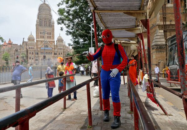 مرد عنکبوتی ایستگاه اتوبوس در بمبئی را ضد عفونی می کند - اسپوتنیک ایران  