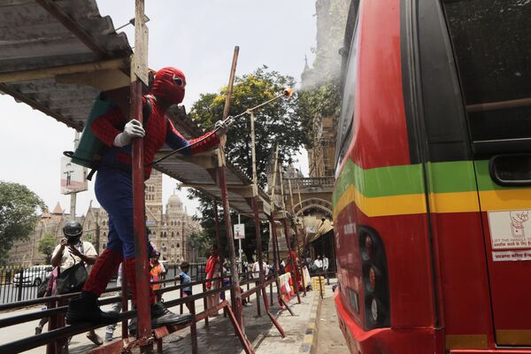 مرد عنکبوتی اتوبوسی در بمبئی را ضد عفونی می کند - اسپوتنیک ایران  