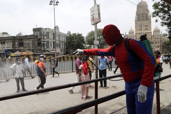 مردی با لباس مرد عنکبوتی ایستگاه قطار در بمبئی هند را ضد عفونی می کند
 - اسپوتنیک ایران  