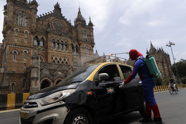 مرد عنکبوتی یک تاکسی در بمبئی را ضد عفونی می کند - اسپوتنیک ایران  