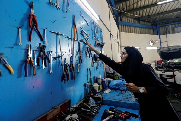 دختران مکانیک در امارات
 صاحب مکانیکی هودا المتروشی - اسپوتنیک ایران  