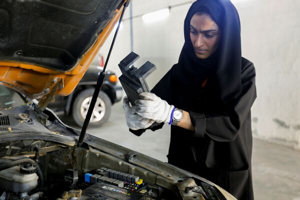 دختران مکانیک در امارات
 صاحب مکانیکی هودا المتروشی  - اسپوتنیک ایران  