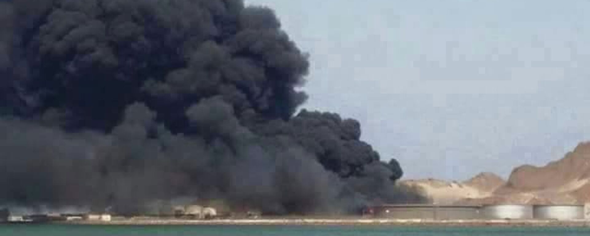 آتش گرفتن قایق جنگی عربستان در سواحل شرق یمن - اسپوتنیک ایران  , 1920, 12.01.2024