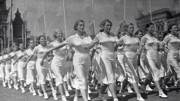رژه در میدان سرخ به مناسبت روز کارگر در سال ۱۹۳۶ - اسپوتنیک ایران  