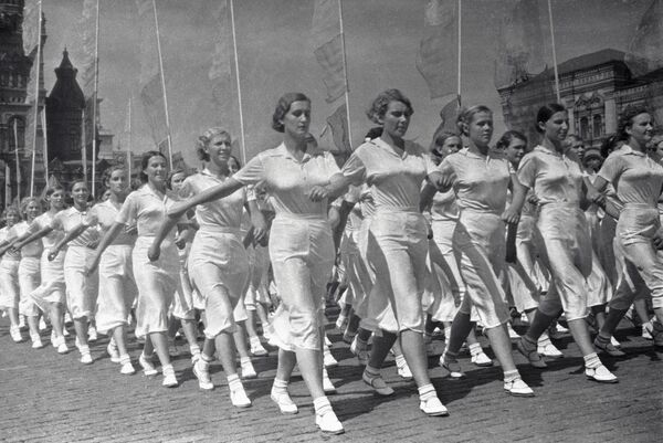 رژه در میدان سرخ به مناسبت روز کارگر در سال ۱۹۳۶ - اسپوتنیک ایران  