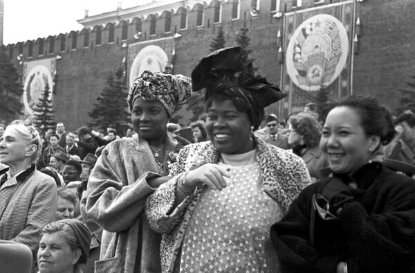 مهمانان از آفریقا در راهپیمایی روز کارگر سال ۱۹۶۰ - اسپوتنیک ایران  
