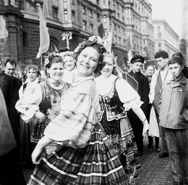 شرکت کنندگان در راهپیمایی اول مه در مسکو، سال ۱۹۶۰ - اسپوتنیک ایران  