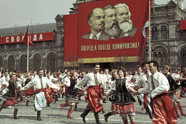 اجرای گروه های هنری در میدان سرخ در جشن روز کارگر، سال ۱۹۶۴ - اسپوتنیک ایران  