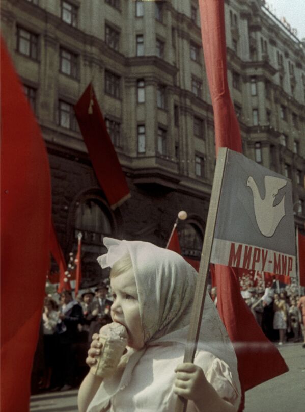 راهپیمایی روز کارگر در مسکو، سال ۱۹۶۴ - اسپوتنیک ایران  