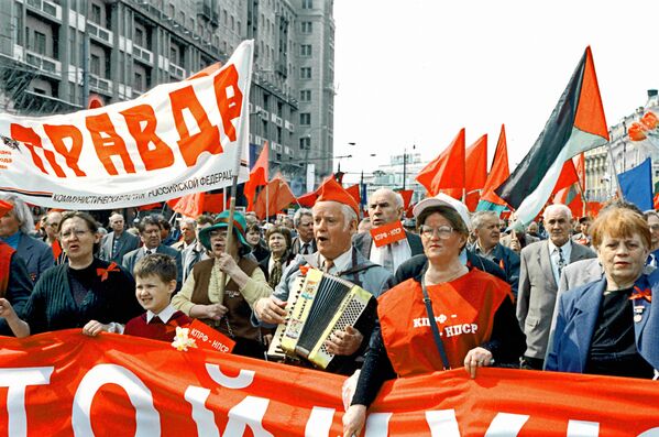 راهپیمایی در میدان تئاتر مسکو اول ماه مه ۲۰۰۲ - اسپوتنیک ایران  