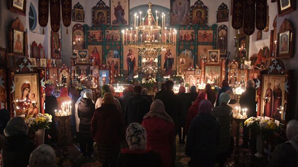 Верующие во время пасхальной службы в церкви в Минской области - اسپوتنیک ایران  