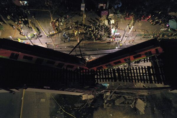 امدادگران در محل ریزش پل مترو در مکزیک - اسپوتنیک ایران  