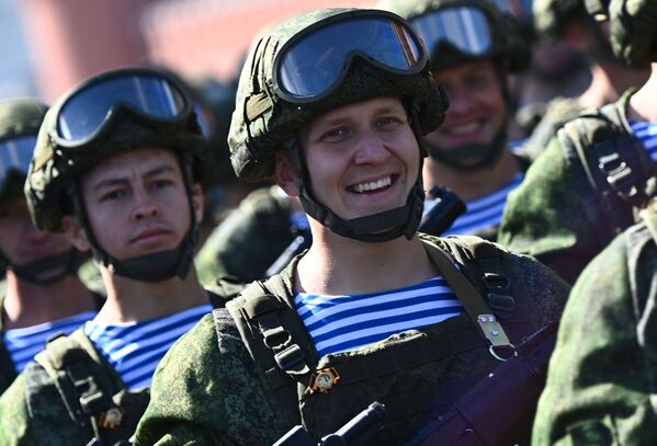 روز پیروزی در مسکو در تاریخ 9 می هر ساله برگزار می شود، تصاویری از رژه تمرینی این روز گردآوری شده است - اسپوتنیک ایران  