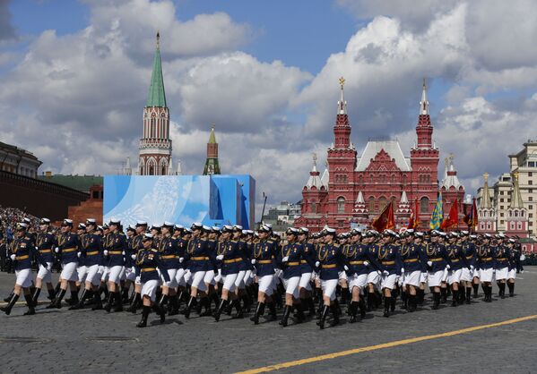 نیروهای زمینی، هوایی روسیه به مناسبت سالگرد پیروزی در جنگ جهانی دوم رژه رفتند - اسپوتنیک ایران  
