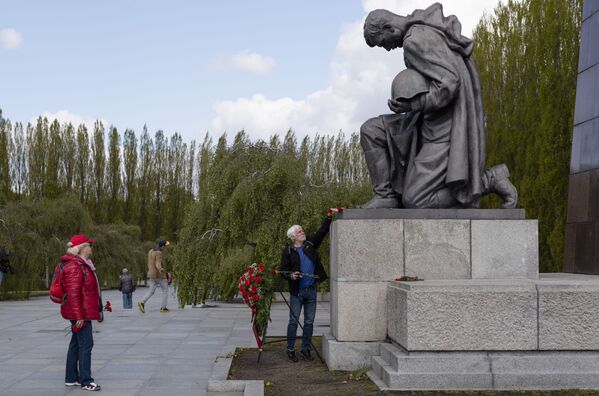 تقدیم گل یک مرد به یادبود سرباز شوروی در پارک ترپتاو برلین به مناسبت هفتاد و ششمین سالگرد پایان جنگ جهانی دوم  - اسپوتنیک ایران  