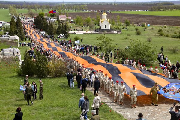 نمایندگان جنبش میهنی یونارمیا در جشن روز پیروزی در یادبود ساورماگیلا در منطقه دونتسک، اوکراین  - اسپوتنیک ایران  
