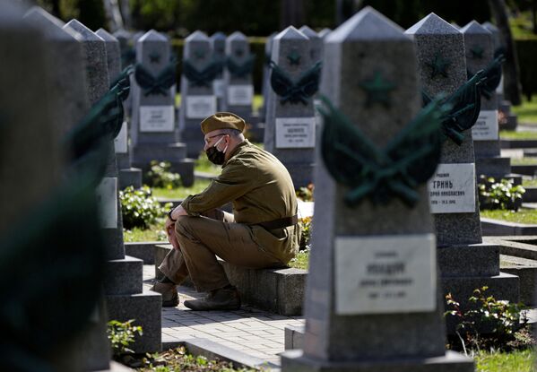 ادای احترام یک مرد به مناسبت هفتاد و ششمین سالگرد پایان جنگ جهانی دوم به مقبره سربازان روس در قبرستان اولشانسکی در پراگ  - اسپوتنیک ایران  