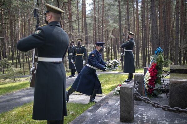 اهدای تاج گل سربازان محافظ لیتوانیایی در مراسم هفتاد و ششمین سالگرد پایان جنگ جهانی دوم در بنای یادبود پانرای در ویلنیوس  - اسپوتنیک ایران  