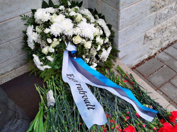 تاج گل تقدیم شده از سوی مردم استونی در بنای یادبود جانباختگان در جنگ جهانی دوم در قبرستان نظامی تالین - اسپوتنیک ایران  