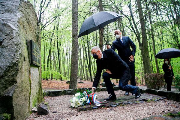 ایوان کورجوک، وزیر امور خارجه اسلواکی در هنگام تقدیم گلها به مزار سربازان شوروی که در جنگهای آزادی براتیسلاوا جان باختند - اسپوتنیک ایران  