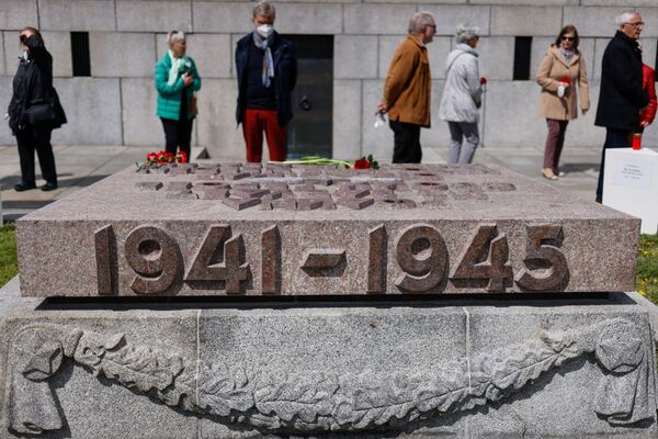 تقدیم گل توسط مردم به مناسبت هفتاد و ششمین سالگرد پایان جنگ جهانی دوم به یادبود جنگ شوروی در پارک ترپتاو برلین - اسپوتنیک ایران  