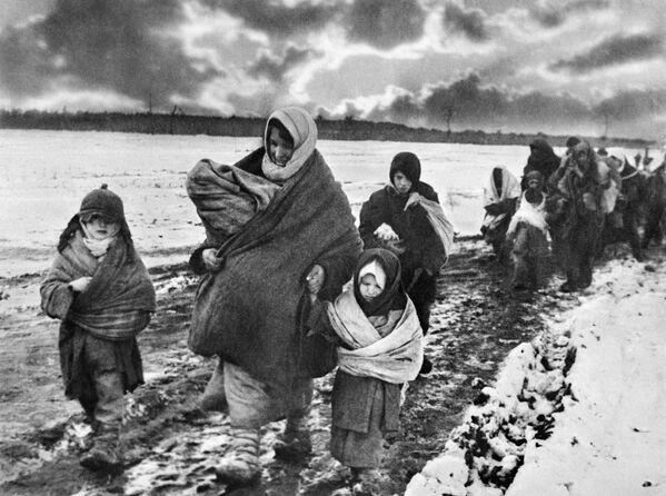 صحنه‌های افسانه‌ای جنگ کبیر میهنی.زنان و کودکان شوروی. - اسپوتنیک ایران  