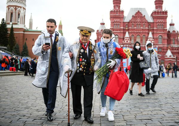 بازماندگان جنگ جهانی دوم در میدان سرخ مسکو پس از رژه پیروزی - اسپوتنیک ایران  