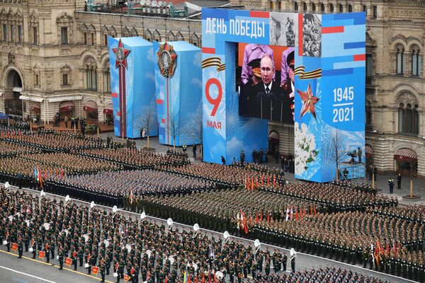  رژه نظامی سربازان به مناسبت ۷۶مین سالگرد پیروزی در جنگ جهانی در میدان سرخ مسکو - اسپوتنیک ایران  